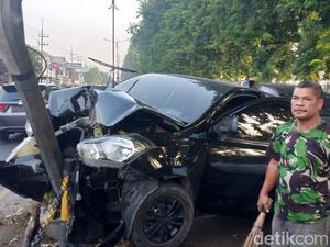 Sebuah Mobil Tabrak Pembatas Jalan, Satu Orang Luka