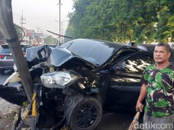 Sebuah Mobil Tabrak Pembatas Jalan, Satu Orang Luka
