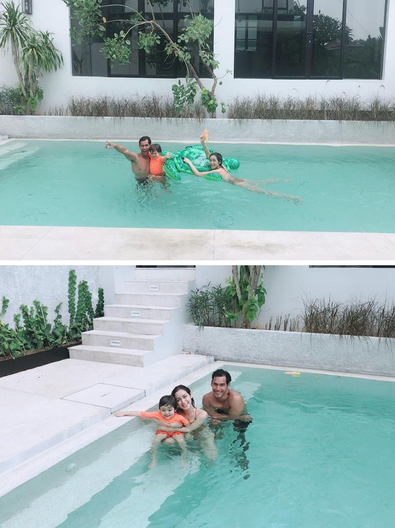 Kolam renang luas dengan desain minimalis ini berada di rumah Jessica Iskandar. Jedar membuat kolam renang dengan desain clean tanpa adanya area untuk anak-anak.  Foto: YouTube, Instagram