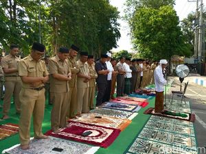 Kekeringan Berkepanjangan, ASN di Situbondo Salat Minta Hujan Kekeringan Berkepanjangan, ASN di Situbondo Salat Minta Hujan