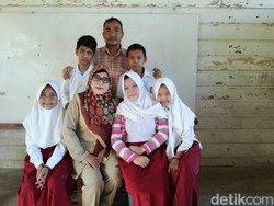 Pengabdian Hifziah, Guru Honorer SD Terisolir di Jambi