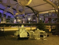 Tragis! Bocah Tewas Tertimpa Runtuhan Pahatan Es Dekorasi di Pasar Natal