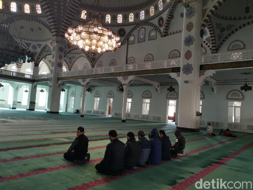 Masjid Terbesar Eropa Ada di Kampungnya Khabib Nurmagomedov