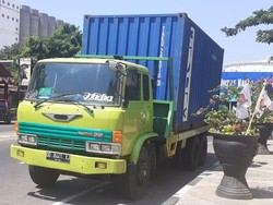 Pemotor di Makassar Tewas Terlindas Truk