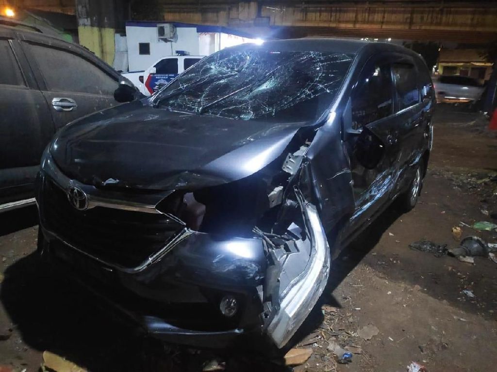 Mobil Dikejar Massa, 3 Teman Pelaku yang Bawa Kabur Istri Orang Nekat Loncat Mobil Dikejar Massa, 3 Teman Pelaku yang Bawa Kabur Istri Orang Nekat Loncat