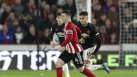 Gelandang Sheffield United, John Fleck, menjadi momok Manchester United di pekan ke-13 Liga Inggris. Fleck membuat satu gol dan satu assist, dalam laga yang berakhir imbang 3-3. (Foto: Jon Super/AP Photo)