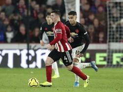 Gelandang Sheffield United, John Fleck, menjadi momok Manchester United di pekan ke-13 Liga Inggris. Fleck membuat satu gol dan satu assist, dalam laga yang berakhir imbang 3-3. (Foto: Jon Super/AP Photo)