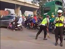 Mantap, Pak Polisi Bersihkan Tumpahan Pasir Demi Pemotor
