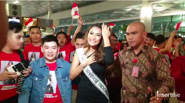 Frederika Alexis di tengah para penggemar