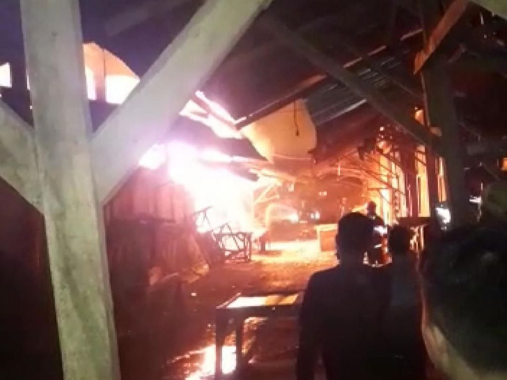 26 Kios di Pasar Guntur Garut Terbakar 26 Kios di Pasar Guntur Garut Terbakar