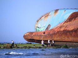 Di Pangandaran, Bangkai Kapal Lagi Jadi Spot Selfie Favorit