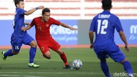 Bangunan serangan Garuda Muda mampu membuahkan hasil pada menit ke-4. Bermula dari skema sepak pojok, kiriman bola Evan Dimas menghasilkan kemelut di depan gawang Thailand.