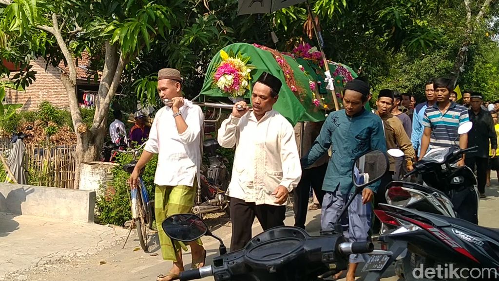 Pasutri yang Tewas Diserang Tawon Dimakamkan di Pemalang Pasutri yang Tewas Diserang Tawon Dimakamkan di Pemalang