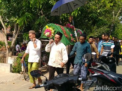 Pasutri yang Tewas Diserang Tawon Dimakamkan di Pemalang