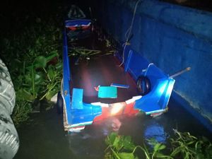 Pengemudi Speed Boat Tewas Menabrak Tongkang Lego Jangkar di Sungai Musi Pengemudi Speed Boat Tewas Menabrak Tongkang Lego Jangkar di Sungai Musi