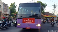 Rombongan bus yang membawa pemain dan ofisial tiba di Kediri.