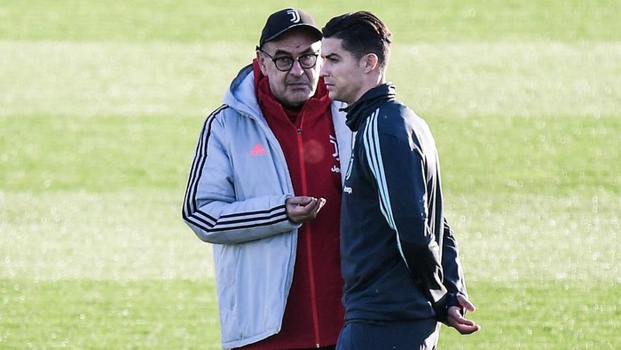 Juventus Italian coach Maurizio Sarri (L) talks to Juventus Portuguese forward Cristiano Ronaldo on November 25, 2019 during a training session at the Continassa Training Ground in Turin, on the eve of the UEFA Champions League Group D football match Juventus vs Atletico Madrid. (Photo by Marco Bertorello / AFP)