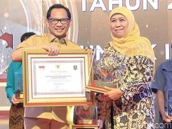 Gubernur Khofifah Sabet Dua Penghargaan dari Kemendagri