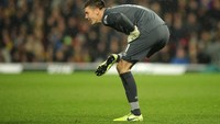 Setelah tampil apik bersama Timnas Inggris, Nick Pope kembali bermain gemilang di Liga Inggris akhir pekan lalu. Ia membuat clean sheet, saat membantu Burnley menang 3-0 atas Watford. (Foto: Marc Atkins/Getty Images)