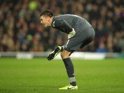 Setelah tampil apik bersama Timnas Inggris, Nick Pope kembali bermain gemilang di Liga Inggris akhir pekan lalu. Ia membuat clean sheet, saat membantu Burnley menang 3-0 atas Watford. (Foto: Marc Atkins/Getty Images)