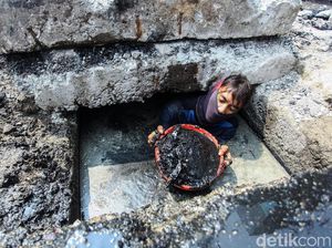 Aksi Pasukan Biru Kuras Gorong-gorong Glodok