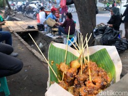 Rela Antre Demi Seporsi Sate Jando Bu Ayu yang Gurih Enak