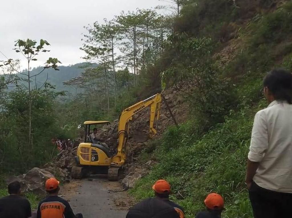 Tebing Longsor, Akses Antara 2 Kecamatan di Banjarnegara Putus Tebing Longsor, Akses Antara 2 Kecamatan di Banjarnegara Putus