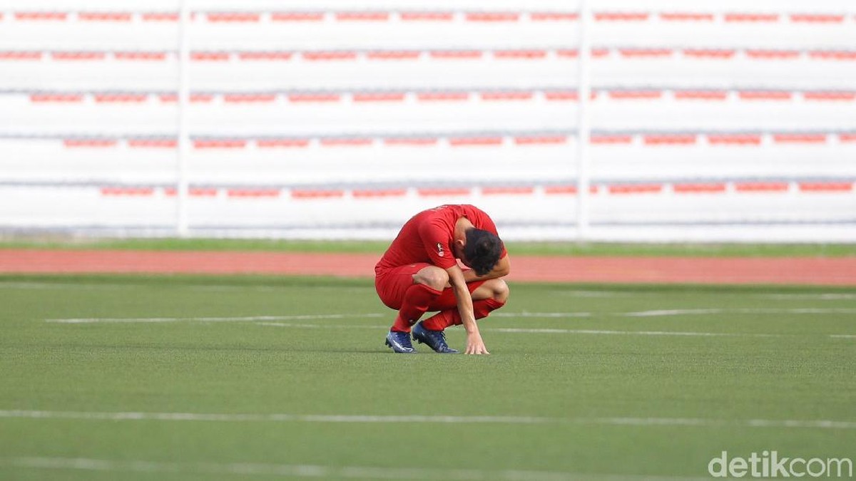 Egy Maulana Vikri kesakitan saat Timnas Indonesia menghadapi Thailand di SEA Games 2019 di Stadion Rizal Memorial, Selasa (26/11/2019). (Grandyos Zafna/detikSport)