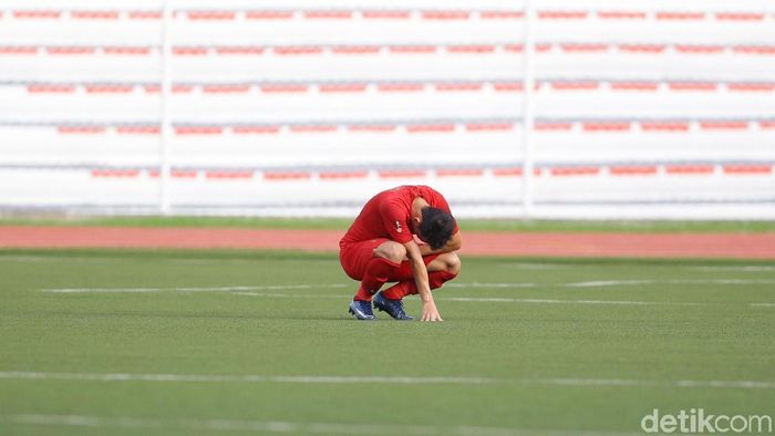 Egy Maulana Vikri kesakitan saat Timnas Indonesia menghadapi Thailand di SEA Games 2019 di Stadion Rizal Memorial, Selasa (26/11/2019). (Grandyos Zafna/detikSport) Egy Maulana Vikri kesakitan saat Timnas Indonesia menghadapi Thailand di SEA Games 2019 di Stadion Rizal Memorial, Selasa (26/11/2019). (Grandyos Zafna/detikSport)