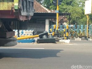 Sebuah Truk Tertangkap CCTV Tabrak Tiang Traffic Light Lalu Kabur