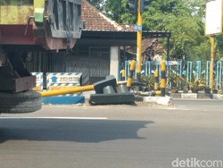 Sebuah Truk Tertangkap CCTV Tabrak Tiang Traffic Light Lalu Kabur