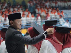 Bima Arya Mewisuda Para Ibu yang Tempuh Pendidikan Keluarga