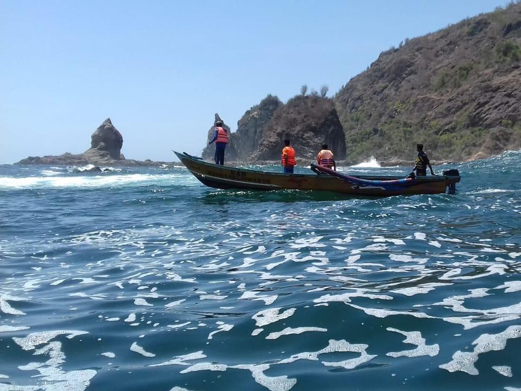 Kapal Terbalik Dihantam Ombak, Ayah-Anak Hilang di Pantai Gunungkidul Kapal Terbalik Dihantam Ombak, Ayah-Anak Hilang di Pantai Gunungkidul