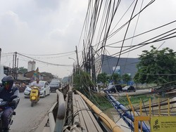Bikin Cemas Pejalan Kaki, Kabel di Jalan Pejuang Bekasi Ini Semrawut