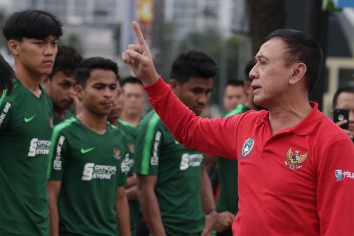 Iwan Bule memberikan arahan langsung kepada timnas Indonesia U-22 saat pemanasan di Manilla