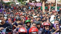 Ratusan Persik Mania menyambut kedatangan para pemain Persik dengan riuh.