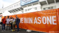 Para suporter nampak berfoto bersama sebelum memasuki Rizal Memorial Stadium untuk memberikan dukungan kepada Garuda Muda.