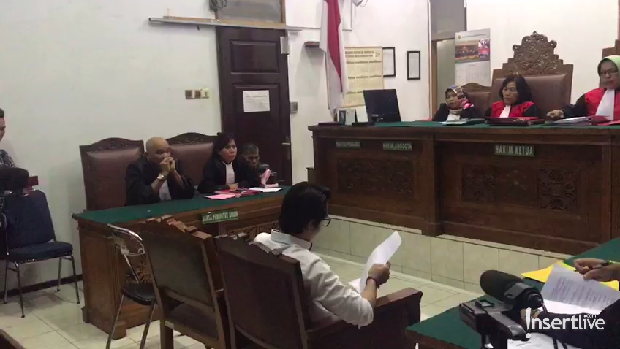 Kriss Hatta saat membacakan pledoinya