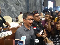Rocky Gerung soal Penugasan Menkes Terawan Ngantor di Natuna: Pencitraan!
