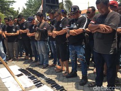 Driver GoCar Salat Jenazah demi Dikembalikannya Insentif Sistem Lama