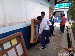 Terkena Proyek KCIC, Bangunan Kelas SMP di Bandung Barat Dibongkar