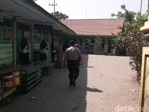 Segel MI Darul Ulum Akhirnya Dijebol Warga, Ratusan Pelajar Masuk Kelas Segel MI Darul Ulum Akhirnya Dijebol Warga, Ratusan Pelajar Masuk Kelas