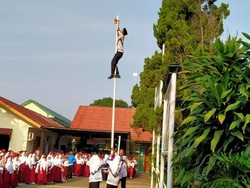 Viral Guru SD di Depok Panjat Tiang Bendera Saat Upacara, Begini Ceritanya