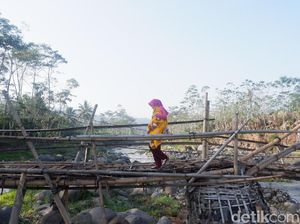 Jembatan Bambu Memprihatinkan Ini Jadi Penghubung 2 Kabupaten di Jateng