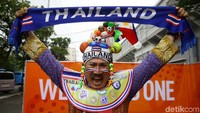 Selain suporter Indonesia, nampak suporter Thailand datang untuk memberi dukungan kepada timnas mereka. Salah satu suporter bahkan mengenakan atribut yang cukup meriah untuk memberikan dukungan kepada timnas kebanggannya tersebut.