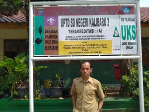 Harapan Guru Pemanjat Tiang Bendera SD di Depok atas Janji Mendikbud Harapan Guru Pemanjat Tiang Bendera SD di Depok atas Janji Mendikbud