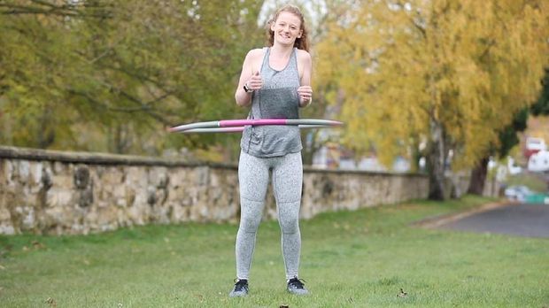 Izzie East langsing berkat rutin berolahraga hula hoop