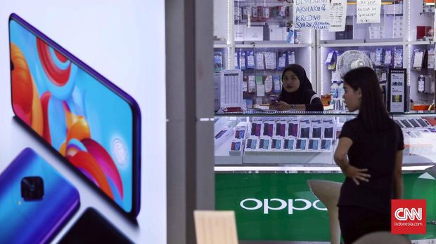Pemerintah telah menerbitkan aturan blokir ponsel black market (BM) melalui nomor International Mobile Equipment Identity (IMEI). Pelaksanaan pemblokiran tersebut baru akan dimulai pada 18 April 2020. Jakarta, Selasa, 26 November 2019. CNNIndonesia/Safir Makki