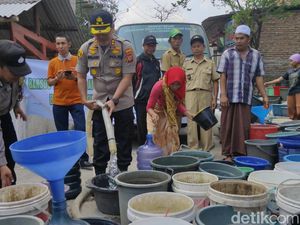 Kemarau Panjang, Warga Argasunya Cirebon Krisis Air Bersih Kemarau Panjang, Warga Argasunya Cirebon Krisis Air Bersih