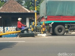 Video Truk Tabrak Tiang Traffic Light Lalu Kabur